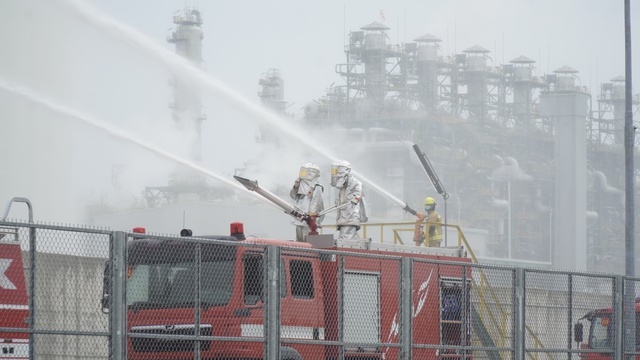 Hàng trăm cán bộ công an, bộ đội chữa cháy, xử lý tràn đổ hoá chất   - Ảnh 1.