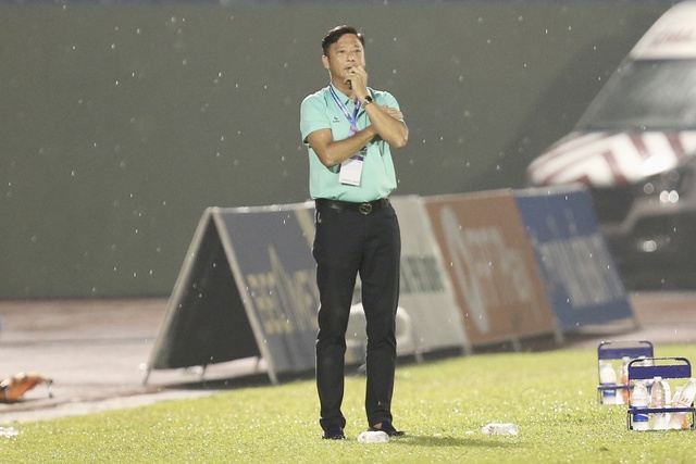 HLV Lê Huỳnh Đức trải lòng sau khi hụt 3 điểm đầu tay trước CLB Hà Nội - Ảnh 3.