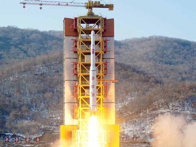 Triều Tiên thông báo chuẩn bị phóng vệ tinh do thám quân sự - Ảnh 1.