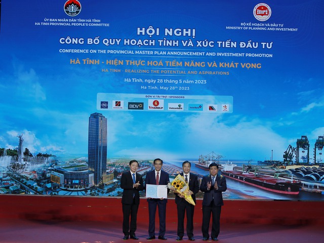Chủ tịch Quốc hội Vương Đình Huệ dự hội nghị công bố quy hoạch tỉnh Hà Tĩnh - Ảnh 4.