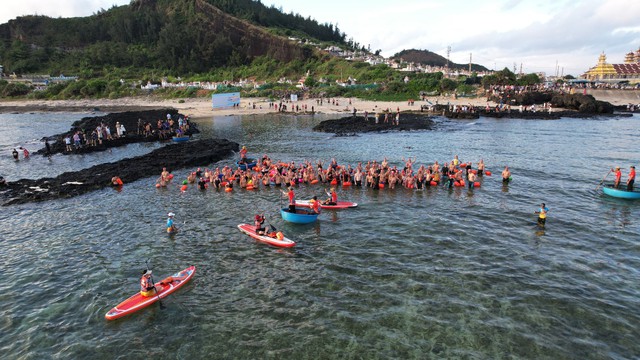 Quảng Ngãi: Gần 250 vận động viên tham gia giải bơi vượt biển Lý Sơn - Ảnh 1.