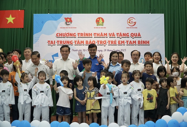  Phó thủ tướng Trần Lưu Quang, anh Bùi Quang Huy thăm và tặng quà trẻ mồ côi  - Ảnh 5.