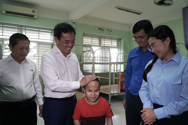  Phó thủ tướng Trần Lưu Quang, anh Bùi Quang Huy thăm và tặng quà trẻ mồ côi  - Ảnh 1.