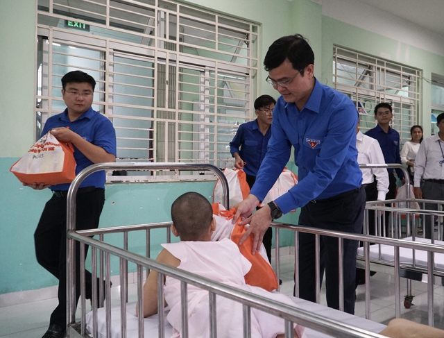  Phó thủ tướng Trần Lưu Quang, anh Bùi Quang Huy thăm và tặng quà trẻ mồ côi  - Ảnh 3.