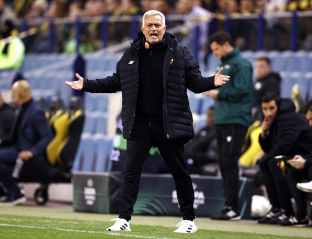 HLV Mourinho đặt thử thách bản thân: không bị trọng tài phạt thẻ đỏ - Ảnh 1.