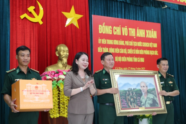 Phó Chủ tịch nước Võ Thị Ánh Xuân đến thăm đồn biên phòng tại Cà Mau - Ảnh 3.