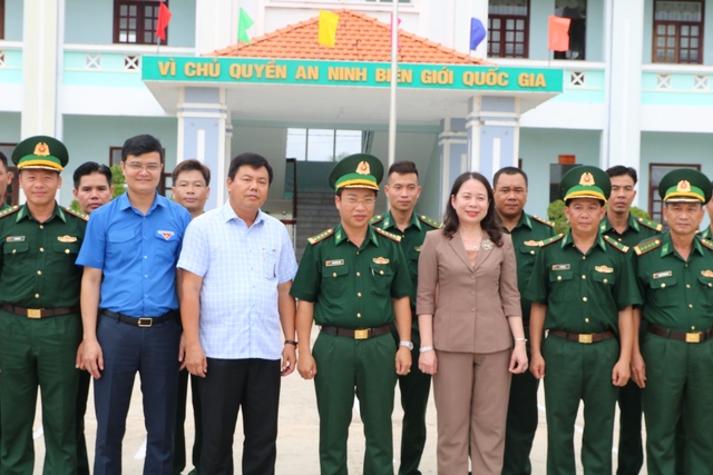Phó Chủ tịch nước Võ Thị Ánh Xuân đến thăm đồn biên phòng tại Cà Mau - Ảnh 1.
