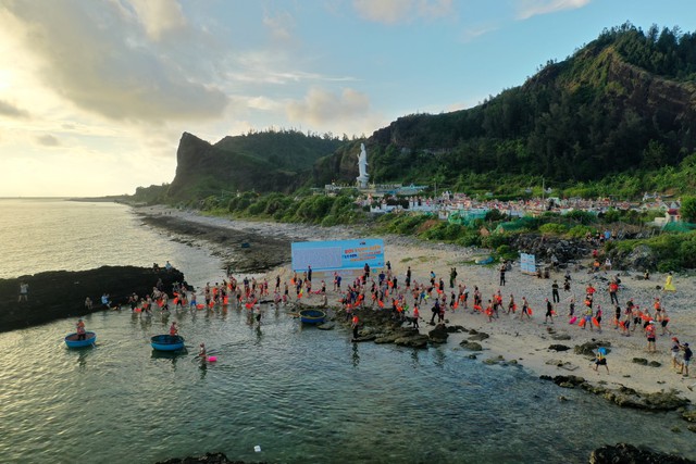 Quảng Ngãi: Gần 250 vận động viên tham gia giải bơi vượt biển Lý Sơn - Ảnh 5.