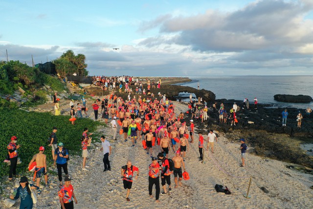 Quảng Ngãi: Gần 250 vận động viên tham gia giải bơi vượt biển Lý Sơn - Ảnh 3.