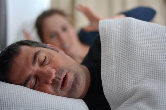 Ngủ riêng có làm ảnh hưởng mối quan hệ vợ chồng? - Ảnh 1.