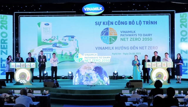 Các đại biểu cùng với Vinamilk thực hiện nghi thức công bố lộ trình hướng tới Net Zero 2050 tại sự kiện