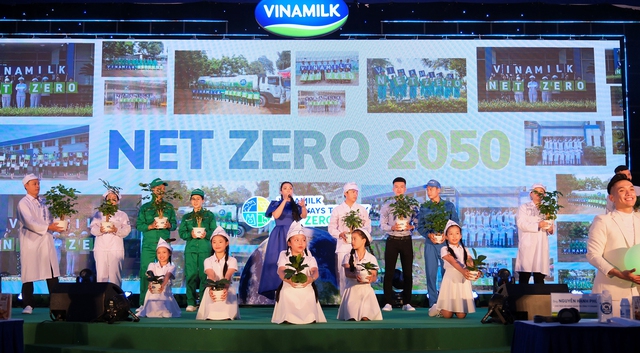 Các nhân viên nhà máy và trang trại cùng tham gia tiết mục biểu diễn bài hat Heal the world với các em thiếu nhi, thể hiện sự đồng lòng cho mục tiêu Net Zero vì một trái đất tươi đẹp, bền vững hơn