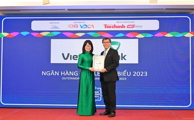 Bà Đoàn Hồng Nhung - Phó Giám đốc Khối Bán lẻ Vietcombank đại diện ngân hàng nhận giải thưởng từ ban tổ chức