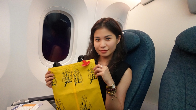 Những hành khách có mặt trên chuyến bay đặc biệt cảm thấy thích thú với món quà ý nghĩa từ Vietnam Airlines