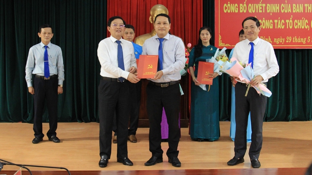 Tỉnh ủy Bình Định luân chuyển, điều động 6 cán bộ lãnh đạo - Ảnh 4.