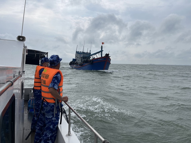 Cảnh sát biển bắt giự tàu cá chở 150 ngàn lít dầu DO không rõ nguồn gốc - Ảnh 1.