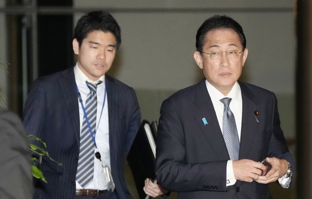 Thủ tướng Nhật Bản buộc con trai thôi việc thư ký riêng - Ảnh 1.
