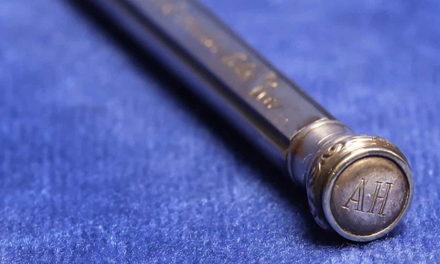 Bút chì bạn gái tặng Hitler có thể được bán với giá hơn 2,3 tỉ đồng - Ảnh 1.
