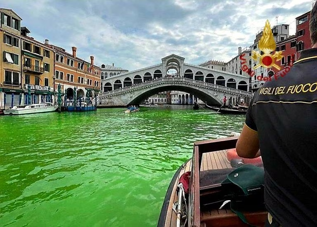 Nước ở kênh đào Lớn của Ý bất ngờ đổi thành màu xanh huỳnh quang - Ảnh 1.