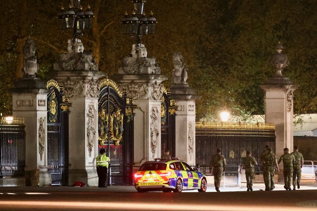 Cảnh sát Anh bắt người ném đạn vào Điện Buckingham - Ảnh 1.