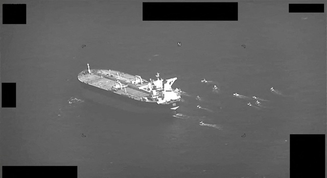 Iran bắt giữ tàu dầu thứ 2 ở eo biển Hormuz trong vòng 6 ngày - Ảnh 1.