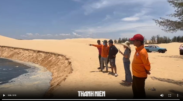 Bình Thuận: Đồi cát Khu du lịch Bàu Trắng bỗng dưng sạt lở cát xuống Bàu Bà - Ảnh 1.