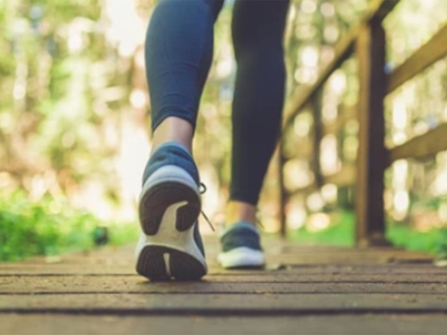 Đi bộ nhanh tốt cho sức khỏe nhưng cần tránh 4 sai lầm phổ biến - Ảnh 1.