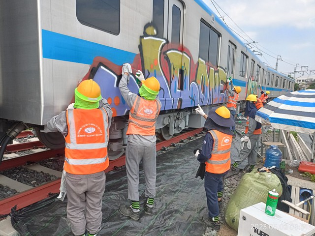 Làm sạch đoàn tàu metro số 1 TP.HCM sau sự cố bị vẽ bậy - Ảnh 1.