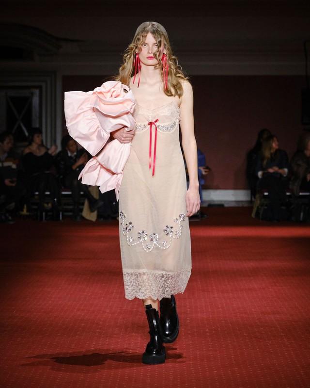  Dollcore là style cho nàng hoá búp bê với tóc tết, váy áo bánh bèo - Ảnh 2.