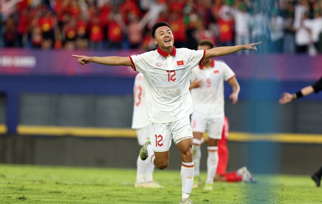 Thái Sơn sau bàn thắng làm tung lưới U.22 Singapore