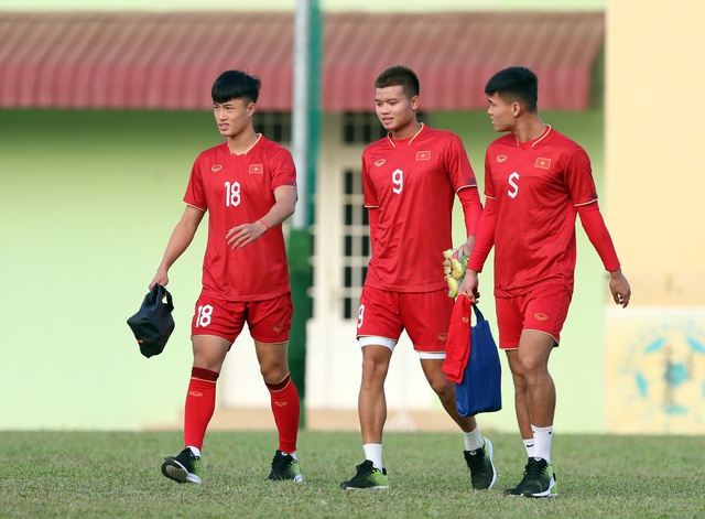 Văn Tùng (9) và Quốc Việt (19) cùng trung vệ Ngọc Thắng của U.22 Việt Nam