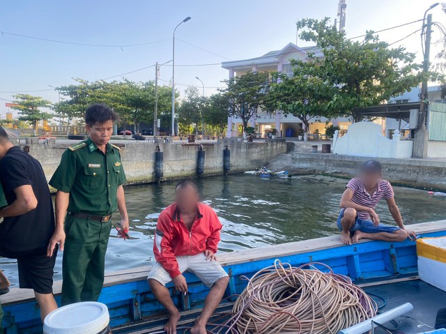 Xử phạt ngư dân săn hải sản ở bán đảo Sơn Trà kiểu tận diệt - Ảnh 1.