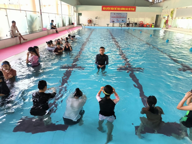 Dạy bơi miễn phí cho học sinh nghèo - Ảnh 2.