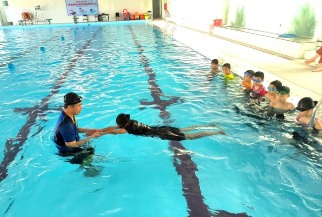 Dạy bơi miễn phí cho học sinh nghèo - Ảnh 3.