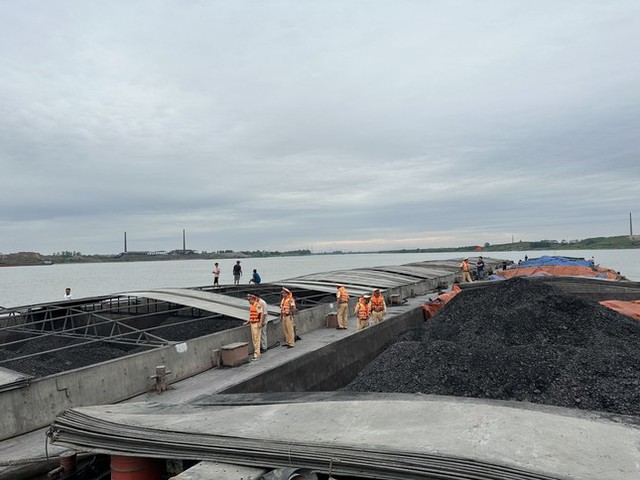 Cục CSGT bắt 4 sà lan chở gần 7.000 tấn than lậu trên sông Hồng - Ảnh 1.
