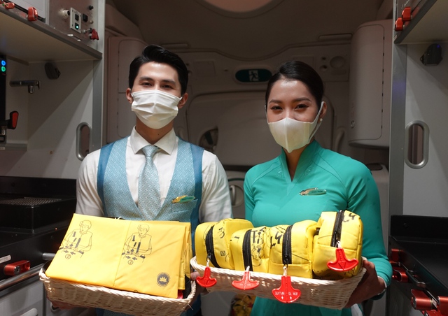 Vietnam Airlines ‘biến’ áo phao thành túi xách, tặng hành khách trên chuyến bay bền vững - Ảnh 3.