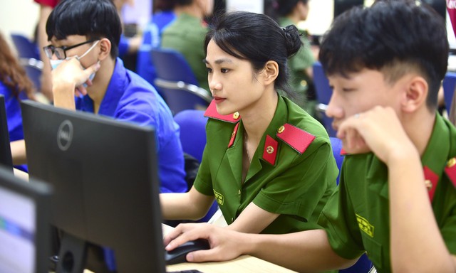 Nhiều giải thưởng hấp dẫn tại cuộc thi Olympic tiếng Anh dành cho cán bộ trẻ - Ảnh 3. Nhiều giải thưởng hấp dẫn tại cuộc thi Olympic tiếng Anh dành cho cán bộ trẻ - Ảnh 3.