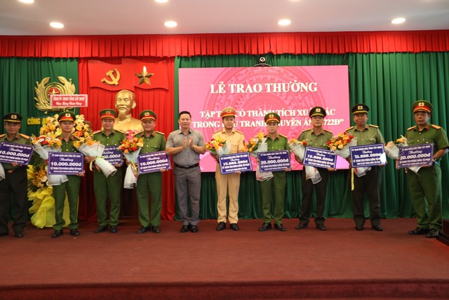 Khen thưởng Công an Tây Ninh lập chuyên án, bắt vụ vận chuyển 180 kg ma túy - Ảnh 1.
