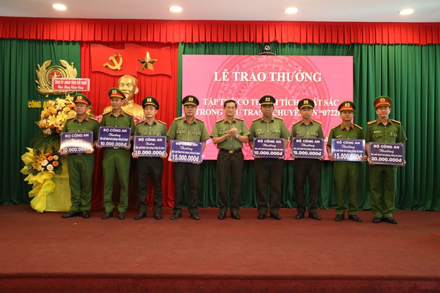 Khen thưởng Công an Tây Ninh lập chuyên án, bắt vụ vận chuyển 180 kg ma túy - Ảnh 2.