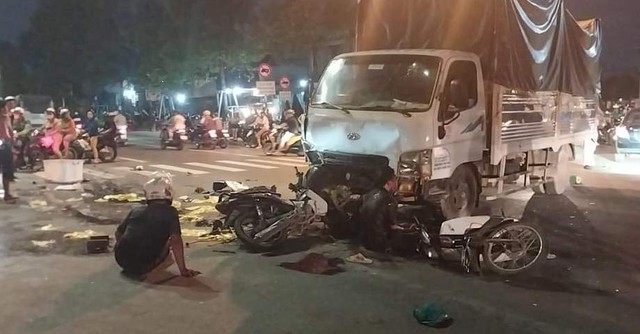 Xe tải va chạm hàng loạt xe máy khiến 1 người chết, 2 người bị thương - Ảnh 1.