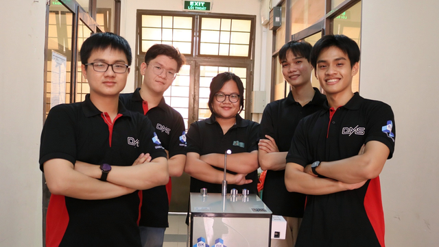 Nhóm sinh viên sáng tạo máy lọc nước thông minh  - Ảnh 1.