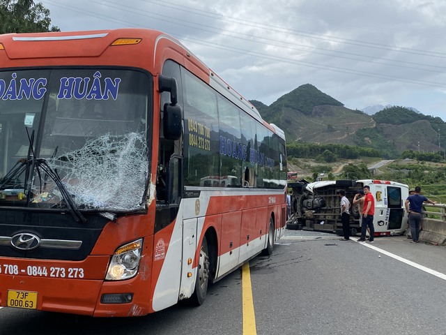 Tai nạn nghiêm trọng ở cao tốc La Sơn - Túy Loan khiến 5 người thương vong - Ảnh 1.