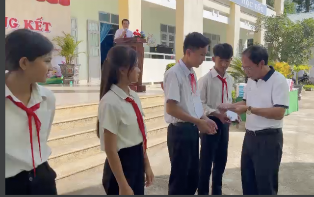 Phú Yên: Trao hàng trăm suất quà học sinh, giếng nước sinh hoạt trường học - Ảnh 1.