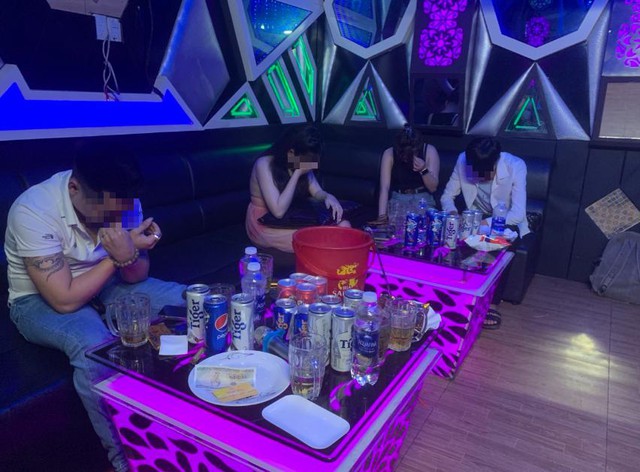 Bình Phước: 41 người dương tính với chất ma túy trong quán karaoke mới khai trương - Ảnh 1.