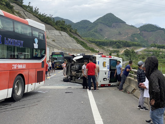 Vụ tai nạn cao tốc La Sơn–Túy Loan: Vượt nhau, 3 ô tô tông liên hoàn - Ảnh 1.