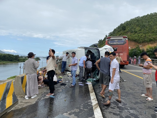 Vụ tai nạn cao tốc La Sơn–Túy Loan: Vượt nhau, 3 ô tô tông liên hoàn - Ảnh 2.
