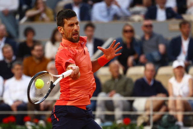Djokovic tiếp tục gây tranh cãi và nhận cảnh cáo tại Pháp mở rộng 2023 - Ảnh 2.