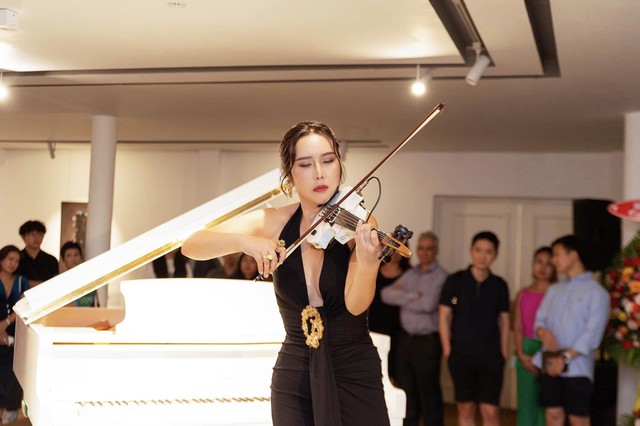 Nghệ sĩ violin Jmi Ko: ‘Âm nhạc sẽ truyền tải vẻ đẹp Việt Nam hoàn hảo nhất' - Ảnh 1.