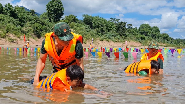 Bộ đội biên phòng đưa cả trăm học sinh ra sông Sê Pôn dạy bơi  - Ảnh 2.