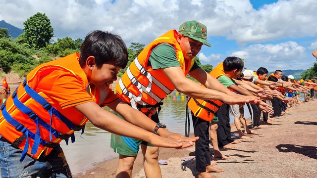 Bộ đội biên phòng đưa cả trăm học sinh ra sông Sê Pôn dạy bơi  - Ảnh 1.